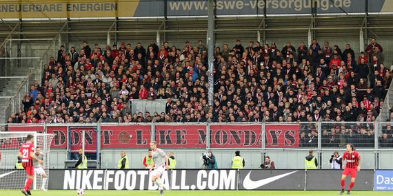 Die bereits bekannte Fahne gestern im Gästeblock in Wiesbaden.<br />Bild: www.der-betze-brennt.de”><figcaption>Die bereits bekannte Fahne gestern im Gästeblock in Wiesbaden.<br />Bild: www.der-betze-brennt.de</figcaption></figure>
<figure><img decoding=