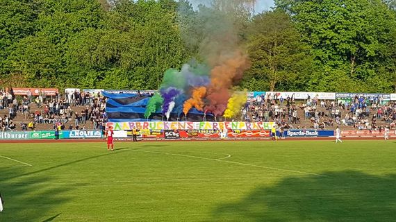 Der erste Teil der Pyroshow.<br />Bild: QuotenQanake”><figcaption>Der erste Teil der Pyroshow.<br />Bild: QuotenQanake</figcaption></figure>
<figure><img decoding=