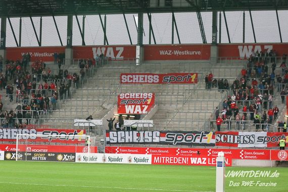 Der mittlere Teil der Westtribüne blieb zunächst leer.<br />Bild: jawattdenn.de”><figcaption>Der mittlere Teil der Westtribüne blieb zunächst leer.<br />Bild: jawattdenn.de</figcaption></figure>
<figure><img decoding=