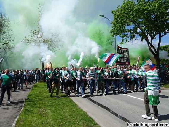 Der Fanmarsch von Rapid Wien.<br />Bild: brucki.blogspot.com“><figcaption>Der Fanmarsch von Rapid Wien.<br />Bild: brucki.blogspot.com</figcaption></figure>
<figure><img decoding=