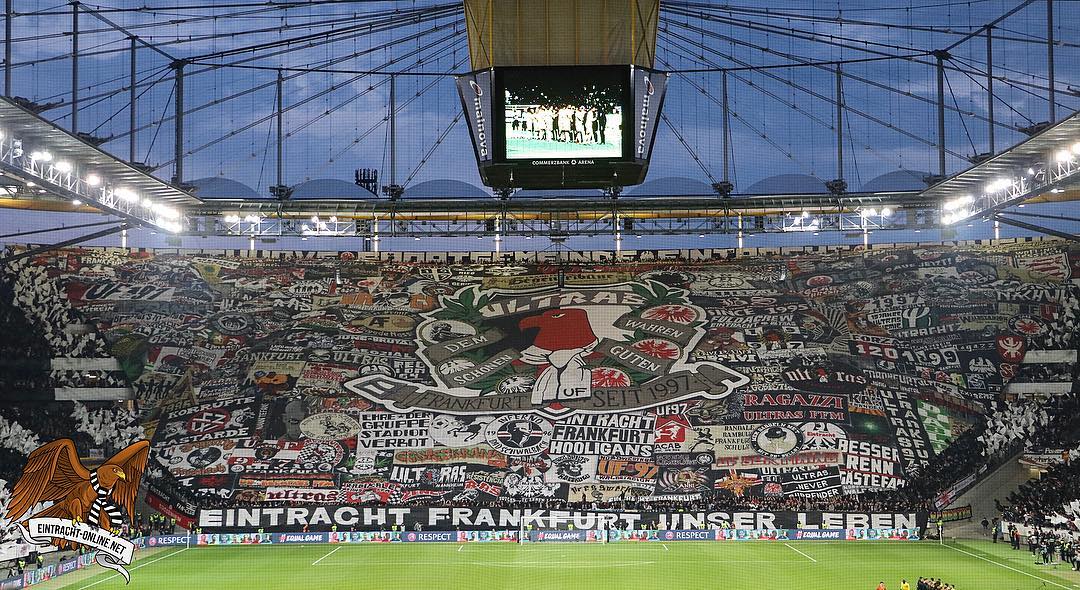 Die Blockfahne der Ultras Frankfurt bedeckte die gesamte Nordwestkurve.<br />Bild: Eintracht-Online.net”><figcaption>Die Blockfahne der Ultras Frankfurt bedeckte die gesamte Nordwestkurve.<br />Bild: Eintracht-Online.net</figcaption></figure>
<figure><img decoding=
