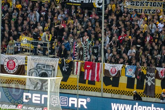 Geklaute FC St. Pauli-Fanartikel im K-Block.<br />Bild: sportplatzstreuner”><figcaption>Geklaute FC St. Pauli-Fanartikel im K-Block.<br />Bild: sportplatzstreuner</figcaption></figure>
<figure><img decoding=