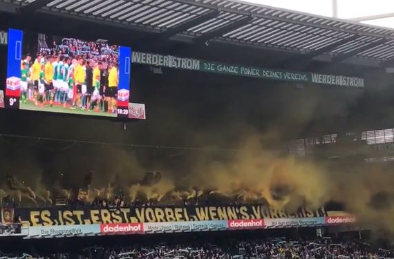 Aktion mit gelbem Rauch zum Intro im Gästeblock.<br />Bild: matt_4d”><figcaption>Aktion mit gelbem Rauch zum Intro im Gästeblock.<br />Bild: matt_4d</figcaption></figure>
<figure><img decoding=