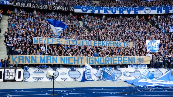 In der Ostkurve von Hertha BSC war die Krankheit bereits mehrfach Thema.<br />Bild: HB98.de”><figcaption>In der Ostkurve von Hertha BSC war die Krankheit bereits mehrfach Thema.<br />Bild: HB98.de</figcaption></figure>
<figure><img decoding=