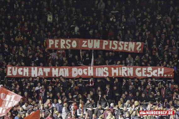 Spruchband der SC Freiburg-Fans.<br />Bild: nur-der-scf.de”><figcaption>Spruchband der SC Freiburg-Fans.<br />Bild: nur-der-scf.de</figcaption></figure>
<figure><img decoding=