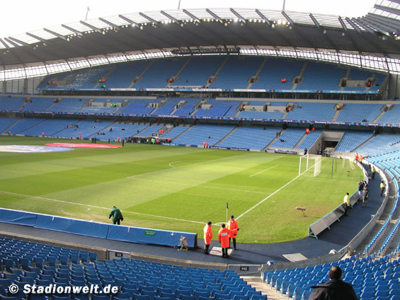 Schon seit fünf Jahren setzt Manchester City digitale Zaunfahnen im heimischen Stadion ein.<br />Bild: Stadionwelt“><figcaption>Schon seit fünf Jahren setzt Manchester City digitale Zaunfahnen im heimischen Stadion ein.<br />Bild: Stadionwelt</figcaption></figure>
            </div>

                    </article>

                <section class=