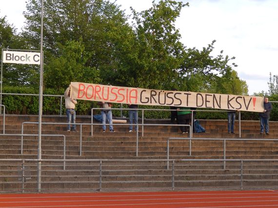 Spruchband der SC Borussia Fulda-Fans beim Heimspiel der SG Barockstadt Fulda-Lehnerz.<br />Bild: Block C”><figcaption>Spruchband der SC Borussia Fulda-Fans beim Heimspiel der SG Barockstadt Fulda-Lehnerz.<br />Bild: Block C</figcaption></figure>
<figure><img decoding=