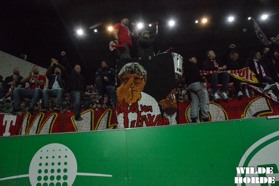 Botschaft von Kölner Ultras im Fürther Gästeblock gegen Vize-Präsident Schumacher<br />Bild: WH96.de”><figcaption>Botschaft von Kölner Ultras im Fürther Gästeblock gegen Vize-Präsident Schumacher<br />Bild: WH96.de</figcaption></figure>
<figure><img decoding=