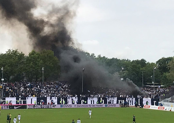 Die Pyroshow der KSC-Fans. Bild: Photomafia-Bochum.de