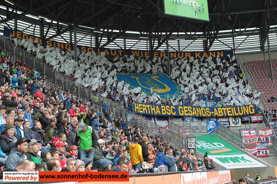 Die Choreografie im Gästeblock.<br />Bild: sport-in-augsburg.de”><figcaption>Die Choreografie im Gästeblock.<br />Bild: sport-in-augsburg.de</figcaption></figure>
<figure><img decoding=