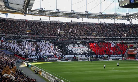Die Choreografie in der Nordwestkurve.<br />Bild: Eintracht-Online.net”><figcaption>Die Choreografie in der Nordwestkurve.<br />Bild: Eintracht-Online.net</figcaption></figure>
<figure><img decoding=