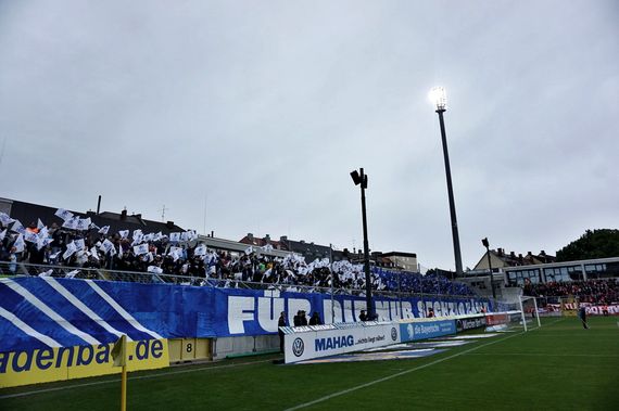 Die Choreografie der Löwenfans.<br />Bild: knipser.koeln”><figcaption>Die Choreografie der Löwenfans.<br />Bild: knipser.koeln</figcaption></figure>
<figure><img decoding=