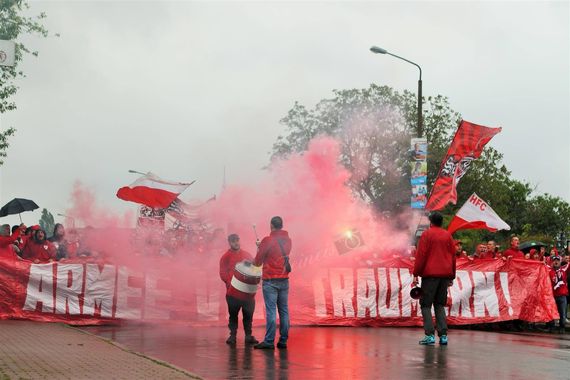 Der Marsch der HFC-Fans bei Regen.<br />Bild: ChemieHalle.de”><figcaption>Der Marsch der HFC-Fans bei Regen.<br />Bild: ChemieHalle.de</figcaption></figure>
<figure><img decoding=