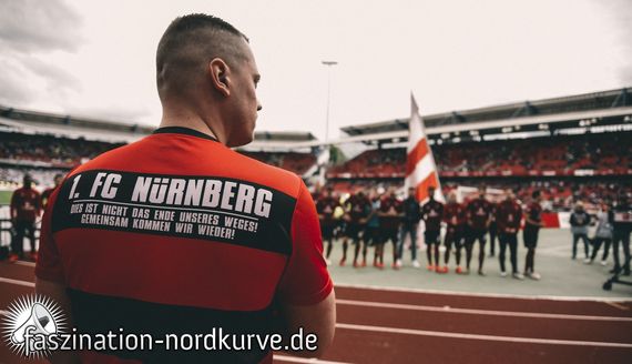 Vertreter der Ultras übergaben die Trikots an die gerade abgestiegenen Spieler.<br />Bild: Faszination-Nordkurve.de”><figcaption>Vertreter der Ultras übergaben die Trikots an die gerade abgestiegenen Spieler.<br />Bild: Faszination-Nordkurve.de</figcaption></figure>
<figure><img decoding=