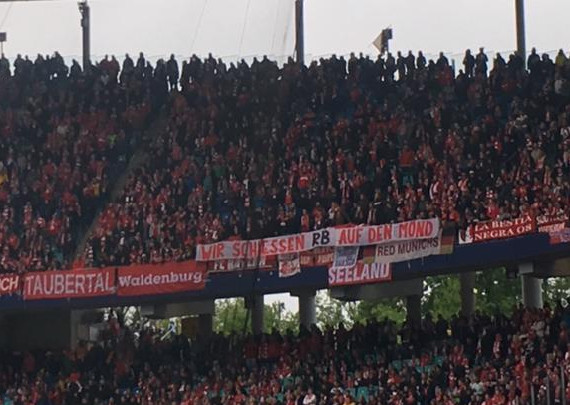 Mit diesem Spruchband zeigten die FC Bayern-Fans, dass das Motiv der Blockfahne bereits bekannt ist.<br />Bild: privat”><figcaption>Mit diesem Spruchband zeigten die FC Bayern-Fans, dass das Motiv der Blockfahne bereits bekannt ist.<br />Bild: privat</figcaption></figure>
<figure><img decoding=