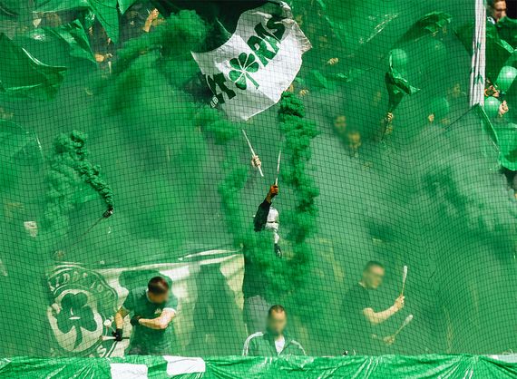 Die Rauchaktion der Kleeblatt-Ultras im Erzgebirge.<br />Bild: spvgg-fuerth.com”><figcaption>Die Rauchaktion der Kleeblatt-Ultras im Erzgebirge.<br />Bild: spvgg-fuerth.com</figcaption></figure>
<figure><img decoding=