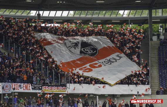 Die Choreografie im Gästeblock.<br />Bild: nur-der-scf.de”><figcaption>Die Choreografie im Gästeblock.<br />Bild: nur-der-scf.de</figcaption></figure>
<figure><img decoding=