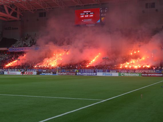 Mit dieser Pyroshow sollte die Polizei beleidigt werden.<br />    <button type=