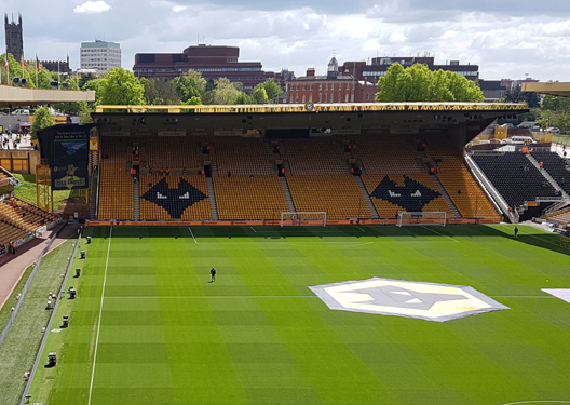Auf der Sir Jack Hayward Stand werden neue Sitze installiert, die Safe Standing ermöglichen.<br />Bild: Stadionwelt“><figcaption>Auf der Sir Jack Hayward Stand werden neue Sitze installiert, die Safe Standing ermöglichen.<br />Bild: Stadionwelt</figcaption></figure>
            </div>

                    </article>

                <section class=
