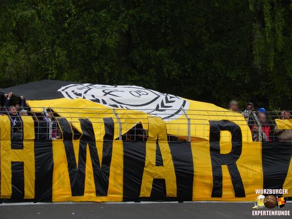 Blockfahne der Göttingen 05-Fans.<br />Bild: Würzburger Expertenrunde”><figcaption>Blockfahne der Göttingen 05-Fans.<br />Bild: Würzburger Expertenrunde</figcaption></figure>
<figure><img decoding=
