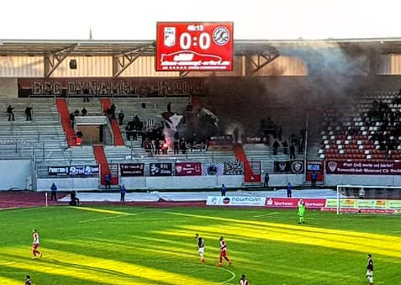 Die Pyroshow der BFC-Fans.<br />Bild: bastivfl93″><figcaption>Die Pyroshow der BFC-Fans.<br />Bild: bastivfl93</figcaption></figure>
                </div>
                
                <!-- YouTube (Meta-Feld) -->
                
            </div>
        </article>

                <script>
        (function() {
            var root = document.querySelector('.ff-single-news-gallery');
            if (!root) return;
            var slides = root.querySelectorAll('.ff-single-news-gallery-slide');
            var dots = root.querySelectorAll('.ff-single-news-gallery-dot');
            var prev = root.querySelector('.ff-single-news-gallery-prev');
            var next = root.querySelector('.ff-single-news-gallery-next');
            var n = slides.length;
            if (n < 2) return;
            var i = 0;
            function closeAllImgInfo() {
                root.querySelectorAll('.ff-fv-img-info-host.is-info-open').forEach(function(host) {
                    host.classList.remove('is-info-open');
                    var b = host.querySelector('.ff-fv-img-info-btn');
                    var p = host.querySelector('.ff-fv-img-info-panel');
                    if (b) b.setAttribute('aria-expanded', 'false');
                    if (p) p.setAttribute('aria-hidden', 'true');
                });
            }
            function show(idx) {
                closeAllImgInfo();
                i = ((idx % n) + n) % n;
                for (var s = 0; s < n; s++) {
                    if (s === i) slides[s].removeAttribute('hidden'); else slides[s].setAttribute('hidden', '');
                }
                for (var s = 0; s < dots.length; s++) {
                    dots[s].classList.toggle('is-active', s === i);
                    dots[s].setAttribute('aria-selected', s === i ? 'true' : 'false');
                }
            }
            if (prev) prev.addEventListener('click', function() { show(i - 1); });
            if (next) next.addEventListener('click', function() { show(i + 1); });
            for (var d = 0; d < dots.length; d++) {
                (function(di) { dots[di].addEventListener('click', function() { show(di); }); })(d);
            }
        })();
        </script>
        
        <!-- Kommentare -->
                <section class=