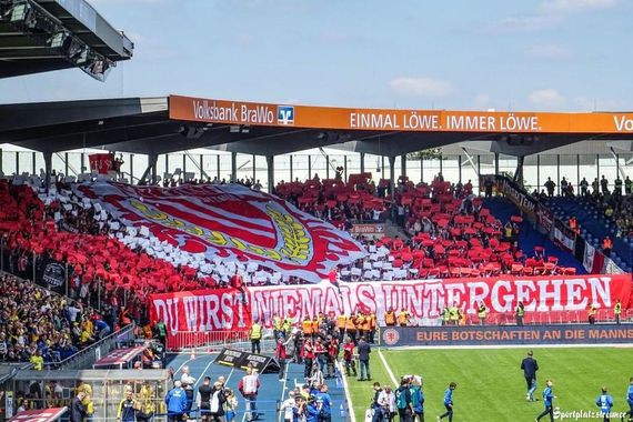 Die Choreografie der Energie Cottbus-Fans.<br />Bild: sportplatzstreuner”><figcaption>Die Choreografie der Energie Cottbus-Fans.<br />Bild: sportplatzstreuner</figcaption></figure>
<figure><img decoding=