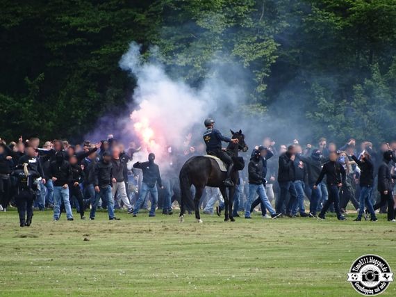 Rennereien und gezündete Bengalische Fackeln bei Ankunft der Gästefans am Stadion.<br />Bild: timo0711.blogspot.de”><figcaption>Rennereien und gezündete Bengalische Fackeln bei Ankunft der Gästefans am Stadion.<br />Bild: timo0711.blogspot.de</figcaption></figure>
<figure><img decoding=