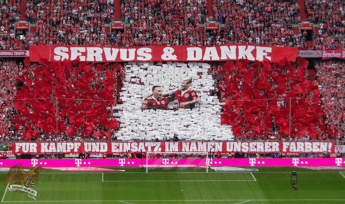 Die Choreografie der FC Bayern-Ultras zum Abschied von Robben und Ribery.<br />Bild: Eintracht-Online.net”><figcaption>Die Choreografie der FC Bayern-Ultras zum Abschied von Robben und Ribery.<br />Bild: Eintracht-Online.net</figcaption></figure>
<figure><img decoding=