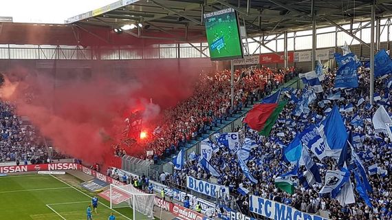 Fahnenmeer im Block U, Pyroshow im Gästeblock.<br />Bild: hoeher_schneller_breiter”><figcaption>Fahnenmeer im Block U, Pyroshow im Gästeblock.<br />Bild: hoeher_schneller_breiter</figcaption></figure>
<figure><img decoding=