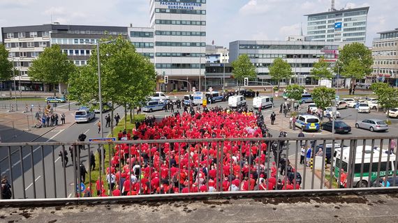 Der Marsch der Union-Fans vom Bahnhof zum Ruhrstadion.<br />Bild: privat”><figcaption>Der Marsch der Union-Fans vom Bahnhof zum Ruhrstadion.<br />Bild: privat</figcaption></figure>
<figure><img decoding=