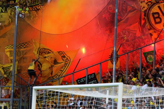 Die Pyroshow der BVB-Ultras.<br />Bild: Dirk Päffgen”><figcaption>Die Pyroshow der BVB-Ultras.<br />Bild: Dirk Päffgen</figcaption></figure>
<figure><img decoding=