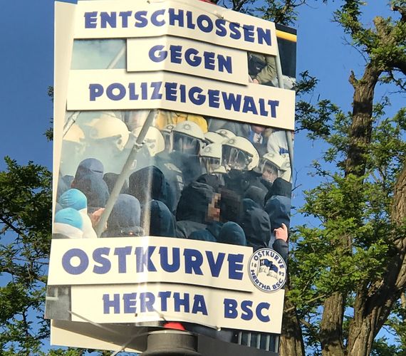 Plakat der Fanszene von Hertha BSC im Dschungel von Wahlplakaten für die Europawahl.<br />Bild: herthaauswaerts.com”><figcaption>Plakat der Fanszene von Hertha BSC im Dschungel von Wahlplakaten für die Europawahl.<br />Bild: herthaauswaerts.com</figcaption></figure>
<figure><img decoding=