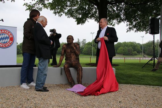 Am heutigen Nachmittag wurde das Kurt Landauer-Denkmal an der Säbener Straße eingeweiht. <br />Bild: kurt-landauer-stiftung.de”><figcaption>Am heutigen Nachmittag wurde das Kurt Landauer-Denkmal an der Säbener Straße eingeweiht. <br />Bild: kurt-landauer-stiftung.de</figcaption></figure>
<figure><img decoding=