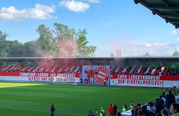 Die Choreografie der Gästefans aus der Ferne betrachtet.<br />Bild: enter-the-pitch.de”><figcaption>Die Choreografie der Gästefans aus der Ferne betrachtet.<br />Bild: enter-the-pitch.de</figcaption></figure>
<figure><img decoding=