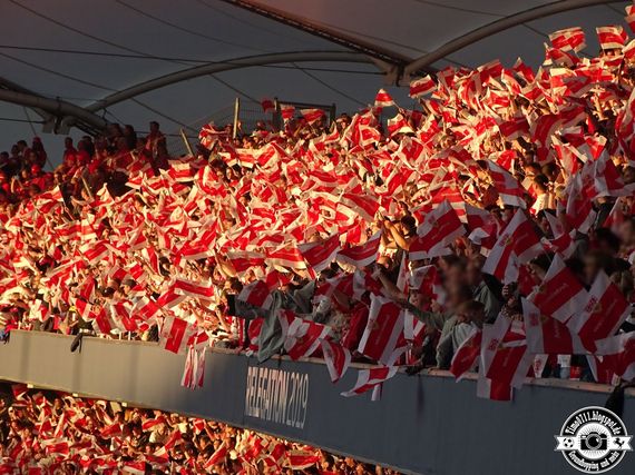 Die verteilten Fähnchen außerhalb der Fankurve.<br />Bild: timo0711.blogspot.de”><figcaption>Die verteilten Fähnchen außerhalb der Fankurve.<br />Bild: timo0711.blogspot.de</figcaption></figure>
<figure><img decoding=