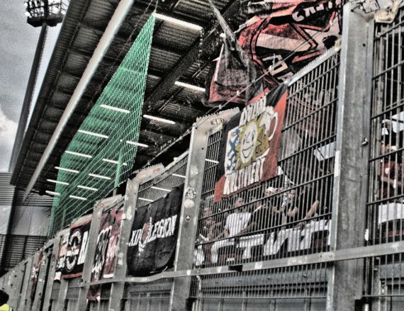 Die Zaunfahne der XII. Legion gestern im Gästeblock in Wiesbaden.<br />www.inkognito-ingolstadt.de”><figcaption>Die Zaunfahne der XII. Legion gestern im Gästeblock in Wiesbaden.<br />www.inkognito-ingolstadt.de</figcaption></figure>
<figure><img decoding=