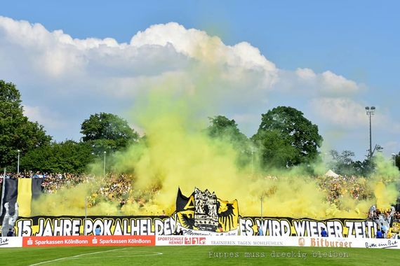 Die Pyroshow der Alemannia-Fans.<br />Bild: Fuppes muss dreckig bleiben”><figcaption>Die Pyroshow der Alemannia-Fans.<br />Bild: Fuppes muss dreckig bleiben</figcaption></figure>
<figure><img decoding=