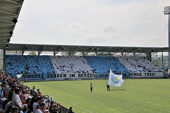 Die Choreografie in der Südkurve.<br />Bild: fokusfischerwiese.com”><figcaption>Die Choreografie in der Südkurve.<br />Bild: fokusfischerwiese.com</figcaption></figure>
<figure><img decoding=