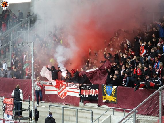Die Pyroshow der SV Wehen-Fans.<br />Bild: Unterwegs in Sachen Fussball – www.uisf.de”><figcaption>Die Pyroshow der SV Wehen-Fans.<br />Bild: Unterwegs in Sachen Fussball – www.uisf.de</figcaption></figure>
<figure><img decoding=