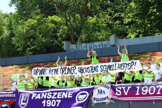 Die Fanszene 1907 protestierte nach Auseinandersetzungen mit Ordnungsdienst und Spielabbruch in der Hinrunde auf kreative Weise gegen den Badenstedter SC. <br />Bild: Fanszene 1907″><figcaption>Die Fanszene 1907 protestierte nach Auseinandersetzungen mit Ordnungsdienst und Spielabbruch in der Hinrunde auf kreative Weise gegen den Badenstedter SC. <br />Bild: Fanszene 1907</figcaption></figure>
<figure><img decoding=