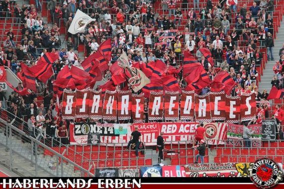 Die Red Aces haben nun ebenfalls Kritik an der Kooperation zwischen RB Leipzig und dem SC Paderborn geäußert.<br />Bild: Haberlands-Erben.de”><figcaption>Die Red Aces haben nun ebenfalls Kritik an der Kooperation zwischen RB Leipzig und dem SC Paderborn geäußert.<br />Bild: Haberlands-Erben.de</figcaption></figure>
                </div>
                
                <!-- YouTube (Meta-Feld) -->
                
            </div>
        </article>

                <script>
        (function() {
            var root = document.querySelector('.ff-single-news-gallery');
            if (!root) return;
            var slides = root.querySelectorAll('.ff-single-news-gallery-slide');
            var dots = root.querySelectorAll('.ff-single-news-gallery-dot');
            var prev = root.querySelector('.ff-single-news-gallery-prev');
            var next = root.querySelector('.ff-single-news-gallery-next');
            var n = slides.length;
            if (n < 2) return;
            var i = 0;
            function closeAllImgInfo() {
                root.querySelectorAll('.ff-fv-img-info-host.is-info-open').forEach(function(host) {
                    host.classList.remove('is-info-open');
                    var b = host.querySelector('.ff-fv-img-info-btn');
                    var p = host.querySelector('.ff-fv-img-info-panel');
                    if (b) b.setAttribute('aria-expanded', 'false');
                    if (p) p.setAttribute('aria-hidden', 'true');
                });
            }
            function show(idx) {
                closeAllImgInfo();
                i = ((idx % n) + n) % n;
                for (var s = 0; s < n; s++) {
                    if (s === i) slides[s].removeAttribute('hidden'); else slides[s].setAttribute('hidden', '');
                }
                for (var s = 0; s < dots.length; s++) {
                    dots[s].classList.toggle('is-active', s === i);
                    dots[s].setAttribute('aria-selected', s === i ? 'true' : 'false');
                }
            }
            if (prev) prev.addEventListener('click', function() { show(i - 1); });
            if (next) next.addEventListener('click', function() { show(i + 1); });
            for (var d = 0; d < dots.length; d++) {
                (function(di) { dots[di].addEventListener('click', function() { show(di); }); })(d);
            }
        })();
        </script>
        
        <!-- Kommentare -->
                <section class=