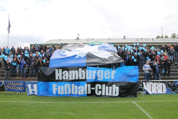 Am 13. Juli 2019 wird fünf Jahre HFC Falke gefeiert.<br />Bild: Felix Kullik”><figcaption>Am 13. Juli 2019 wird fünf Jahre HFC Falke gefeiert.<br />Bild: Felix Kullik</figcaption></figure>
                </div>
                
                <!-- YouTube (Meta-Feld) -->
                
            </div>
        </article>

                <script>
        (function() {
            var root = document.querySelector('.ff-single-news-gallery');
            if (!root) return;
            var slides = root.querySelectorAll('.ff-single-news-gallery-slide');
            var dots = root.querySelectorAll('.ff-single-news-gallery-dot');
            var prev = root.querySelector('.ff-single-news-gallery-prev');
            var next = root.querySelector('.ff-single-news-gallery-next');
            var n = slides.length;
            if (n < 2) return;
            var i = 0;
            function closeAllImgInfo() {
                root.querySelectorAll('.ff-fv-img-info-host.is-info-open').forEach(function(host) {
                    host.classList.remove('is-info-open');
                    var b = host.querySelector('.ff-fv-img-info-btn');
                    var p = host.querySelector('.ff-fv-img-info-panel');
                    if (b) b.setAttribute('aria-expanded', 'false');
                    if (p) p.setAttribute('aria-hidden', 'true');
                });
            }
            function show(idx) {
                closeAllImgInfo();
                i = ((idx % n) + n) % n;
                for (var s = 0; s < n; s++) {
                    if (s === i) slides[s].removeAttribute('hidden'); else slides[s].setAttribute('hidden', '');
                }
                for (var s = 0; s < dots.length; s++) {
                    dots[s].classList.toggle('is-active', s === i);
                    dots[s].setAttribute('aria-selected', s === i ? 'true' : 'false');
                }
            }
            if (prev) prev.addEventListener('click', function() { show(i - 1); });
            if (next) next.addEventListener('click', function() { show(i + 1); });
            for (var d = 0; d < dots.length; d++) {
                (function(di) { dots[di].addEventListener('click', function() { show(di); }); })(d);
            }
        })();
        </script>
        
        <!-- Kommentare -->
                <section class=