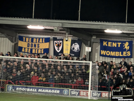Die AFC Wimbledon-Fans können nun zur Finanzierung eines neuen Stadions beitragen.<br />Bild: losmisenas.blogspot.de“><figcaption>Die AFC Wimbledon-Fans können nun zur Finanzierung eines neuen Stadions beitragen.<br />Bild: losmisenas.blogspot.de</figcaption></figure>
            </div>

                    </article>

                <section class=