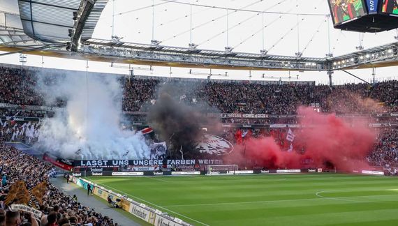Rauchaktion in der Nordwestkurve Frankfurt beim Heimspiel gegen Mainz.<br />Bild: Eintracht-Online.net”><figcaption>Rauchaktion in der Nordwestkurve Frankfurt beim Heimspiel gegen Mainz.<br />Bild: Eintracht-Online.net</figcaption></figure>
<figure><img decoding=