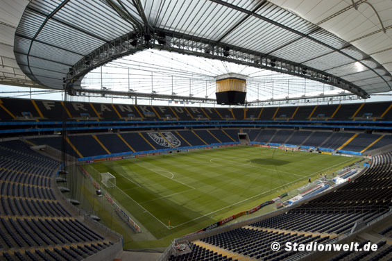 Im Waldstadion könnte es bald 20.000 Stehplätze geben.<br />Bild: Stadionwelt”><figcaption>Im Waldstadion könnte es bald 20.000 Stehplätze geben.<br />Bild: Stadionwelt</figcaption></figure>
                </div>
                
                <!-- YouTube (Meta-Feld) -->
                
            </div>
        </article>

                <script>
        (function() {
            var root = document.querySelector('.ff-single-news-gallery');
            if (!root) return;
            var slides = root.querySelectorAll('.ff-single-news-gallery-slide');
            var dots = root.querySelectorAll('.ff-single-news-gallery-dot');
            var prev = root.querySelector('.ff-single-news-gallery-prev');
            var next = root.querySelector('.ff-single-news-gallery-next');
            var n = slides.length;
            if (n < 2) return;
            var i = 0;
            function closeAllImgInfo() {
                root.querySelectorAll('.ff-fv-img-info-host.is-info-open').forEach(function(host) {
                    host.classList.remove('is-info-open');
                    var b = host.querySelector('.ff-fv-img-info-btn');
                    var p = host.querySelector('.ff-fv-img-info-panel');
                    if (b) b.setAttribute('aria-expanded', 'false');
                    if (p) p.setAttribute('aria-hidden', 'true');
                });
            }
            function show(idx) {
                closeAllImgInfo();
                i = ((idx % n) + n) % n;
                for (var s = 0; s < n; s++) {
                    if (s === i) slides[s].removeAttribute('hidden'); else slides[s].setAttribute('hidden', '');
                }
                for (var s = 0; s < dots.length; s++) {
                    dots[s].classList.toggle('is-active', s === i);
                    dots[s].setAttribute('aria-selected', s === i ? 'true' : 'false');
                }
            }
            if (prev) prev.addEventListener('click', function() { show(i - 1); });
            if (next) next.addEventListener('click', function() { show(i + 1); });
            for (var d = 0; d < dots.length; d++) {
                (function(di) { dots[di].addEventListener('click', function() { show(di); }); })(d);
            }
        })();
        </script>
        
        <!-- Kommentare -->
                <section class=