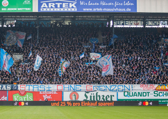 Schon in der Rückrunde protestierten Hansa-Fans im Ostseestadion gegen die Novellierung des Sicherheits- und Ordnungsgesetzes.<br />Bild: Horda-Azzuro.de”><figcaption>Schon in der Rückrunde protestierten Hansa-Fans im Ostseestadion gegen die Novellierung des Sicherheits- und Ordnungsgesetzes.<br />Bild: Horda-Azzuro.de</figcaption></figure>
                </div>
                
                <!-- YouTube (Meta-Feld) -->
                
            </div>
        </article>

                <script>
        (function() {
            var root = document.querySelector('.ff-single-news-gallery');
            if (!root) return;
            var slides = root.querySelectorAll('.ff-single-news-gallery-slide');
            var dots = root.querySelectorAll('.ff-single-news-gallery-dot');
            var prev = root.querySelector('.ff-single-news-gallery-prev');
            var next = root.querySelector('.ff-single-news-gallery-next');
            var n = slides.length;
            if (n < 2) return;
            var i = 0;
            function closeAllImgInfo() {
                root.querySelectorAll('.ff-fv-img-info-host.is-info-open').forEach(function(host) {
                    host.classList.remove('is-info-open');
                    var b = host.querySelector('.ff-fv-img-info-btn');
                    var p = host.querySelector('.ff-fv-img-info-panel');
                    if (b) b.setAttribute('aria-expanded', 'false');
                    if (p) p.setAttribute('aria-hidden', 'true');
                });
            }
            function show(idx) {
                closeAllImgInfo();
                i = ((idx % n) + n) % n;
                for (var s = 0; s < n; s++) {
                    if (s === i) slides[s].removeAttribute('hidden'); else slides[s].setAttribute('hidden', '');
                }
                for (var s = 0; s < dots.length; s++) {
                    dots[s].classList.toggle('is-active', s === i);
                    dots[s].setAttribute('aria-selected', s === i ? 'true' : 'false');
                }
            }
            if (prev) prev.addEventListener('click', function() { show(i - 1); });
            if (next) next.addEventListener('click', function() { show(i + 1); });
            for (var d = 0; d < dots.length; d++) {
                (function(di) { dots[di].addEventListener('click', function() { show(di); }); })(d);
            }
        })();
        </script>
        
        <!-- Kommentare -->
                <section class=