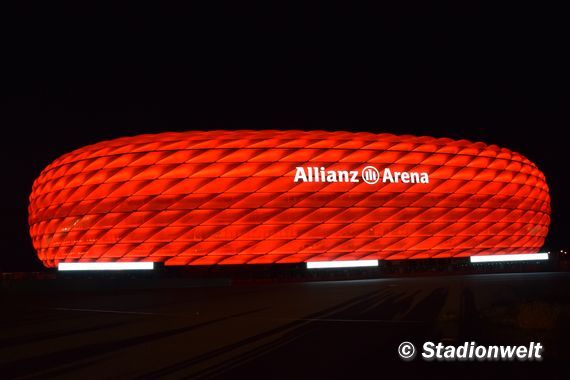 Der FC Bayern München will an Eingängen zum Stadion am Kurt-Landauer-Weg den Einsatz von Körperscannern testen. Damit sollen verbotene Gegenstände, wie Waffen und Pyrotechnik gefunden werden.<br />Bild: Stadionwelt”><figcaption>Der FC Bayern München will an Eingängen zum Stadion am Kurt-Landauer-Weg den Einsatz von Körperscannern testen. Damit sollen verbotene Gegenstände, wie Waffen und Pyrotechnik gefunden werden.<br />Bild: Stadionwelt</figcaption></figure>
                </div>
                
                <!-- YouTube (Meta-Feld) -->
                
            </div>
        </article>

                <script>
        (function() {
            var root = document.querySelector('.ff-single-news-gallery');
            if (!root) return;
            var slides = root.querySelectorAll('.ff-single-news-gallery-slide');
            var dots = root.querySelectorAll('.ff-single-news-gallery-dot');
            var prev = root.querySelector('.ff-single-news-gallery-prev');
            var next = root.querySelector('.ff-single-news-gallery-next');
            var n = slides.length;
            if (n < 2) return;
            var i = 0;
            function closeAllImgInfo() {
                root.querySelectorAll('.ff-fv-img-info-host.is-info-open').forEach(function(host) {
                    host.classList.remove('is-info-open');
                    var b = host.querySelector('.ff-fv-img-info-btn');
                    var p = host.querySelector('.ff-fv-img-info-panel');
                    if (b) b.setAttribute('aria-expanded', 'false');
                    if (p) p.setAttribute('aria-hidden', 'true');
                });
            }
            function show(idx) {
                closeAllImgInfo();
                i = ((idx % n) + n) % n;
                for (var s = 0; s < n; s++) {
                    if (s === i) slides[s].removeAttribute('hidden'); else slides[s].setAttribute('hidden', '');
                }
                for (var s = 0; s < dots.length; s++) {
                    dots[s].classList.toggle('is-active', s === i);
                    dots[s].setAttribute('aria-selected', s === i ? 'true' : 'false');
                }
            }
            if (prev) prev.addEventListener('click', function() { show(i - 1); });
            if (next) next.addEventListener('click', function() { show(i + 1); });
            for (var d = 0; d < dots.length; d++) {
                (function(di) { dots[di].addEventListener('click', function() { show(di); }); })(d);
            }
        })();
        </script>
        
        <!-- Kommentare -->
                <section class=