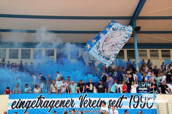 Mit Pyro wurde der Aufstieg in die 1. Bundesliga gefeiert.<br />Bild: fokusfischerwiese.com”><figcaption>Mit Pyro wurde der Aufstieg in die 1. Bundesliga gefeiert.<br />Bild: fokusfischerwiese.com</figcaption></figure>
<figure><img decoding=