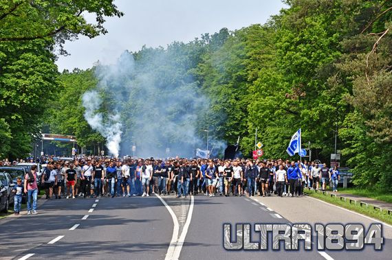 Die Ultras vom Karlsruher SC vorm letzten Heimspiel der vergangenen Saison.<br />Bild: ULTRA1894.de”><figcaption>Die Ultras vom Karlsruher SC vorm letzten Heimspiel der vergangenen Saison.<br />Bild: ULTRA1894.de</figcaption></figure>
<figure><img decoding=