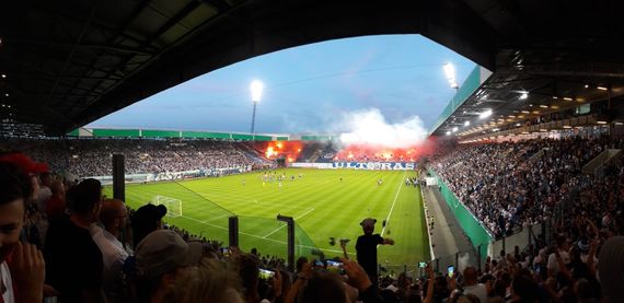 Für die Fans des VfB Stuttgart geht es in der ersten Pokalrunde wieder nach Rostock. Dieses Mal aber an einem Montag.<br />Bild: Frankenhopping”><figcaption>Für die Fans des VfB Stuttgart geht es in der ersten Pokalrunde wieder nach Rostock. Dieses Mal aber an einem Montag.<br />Bild: Frankenhopping</figcaption></figure>
                </div>
                
                <!-- YouTube (Meta-Feld) -->
                
            </div>
        </article>

                <script>
        (function() {
            var root = document.querySelector('.ff-single-news-gallery');
            if (!root) return;
            var slides = root.querySelectorAll('.ff-single-news-gallery-slide');
            var dots = root.querySelectorAll('.ff-single-news-gallery-dot');
            var prev = root.querySelector('.ff-single-news-gallery-prev');
            var next = root.querySelector('.ff-single-news-gallery-next');
            var n = slides.length;
            if (n < 2) return;
            var i = 0;
            function closeAllImgInfo() {
                root.querySelectorAll('.ff-fv-img-info-host.is-info-open').forEach(function(host) {
                    host.classList.remove('is-info-open');
                    var b = host.querySelector('.ff-fv-img-info-btn');
                    var p = host.querySelector('.ff-fv-img-info-panel');
                    if (b) b.setAttribute('aria-expanded', 'false');
                    if (p) p.setAttribute('aria-hidden', 'true');
                });
            }
            function show(idx) {
                closeAllImgInfo();
                i = ((idx % n) + n) % n;
                for (var s = 0; s < n; s++) {
                    if (s === i) slides[s].removeAttribute('hidden'); else slides[s].setAttribute('hidden', '');
                }
                for (var s = 0; s < dots.length; s++) {
                    dots[s].classList.toggle('is-active', s === i);
                    dots[s].setAttribute('aria-selected', s === i ? 'true' : 'false');
                }
            }
            if (prev) prev.addEventListener('click', function() { show(i - 1); });
            if (next) next.addEventListener('click', function() { show(i + 1); });
            for (var d = 0; d < dots.length; d++) {
                (function(di) { dots[di].addEventListener('click', function() { show(di); }); })(d);
            }
        })();
        </script>
        
        <!-- Kommentare -->
                <section class=